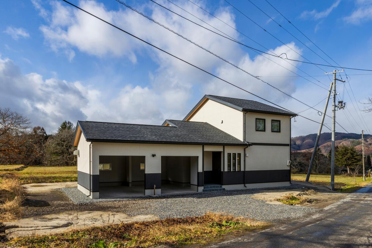 自然風景になじむガレージハウス【施工事例から学ぶ遠野市注文住宅のこだわりポイント】